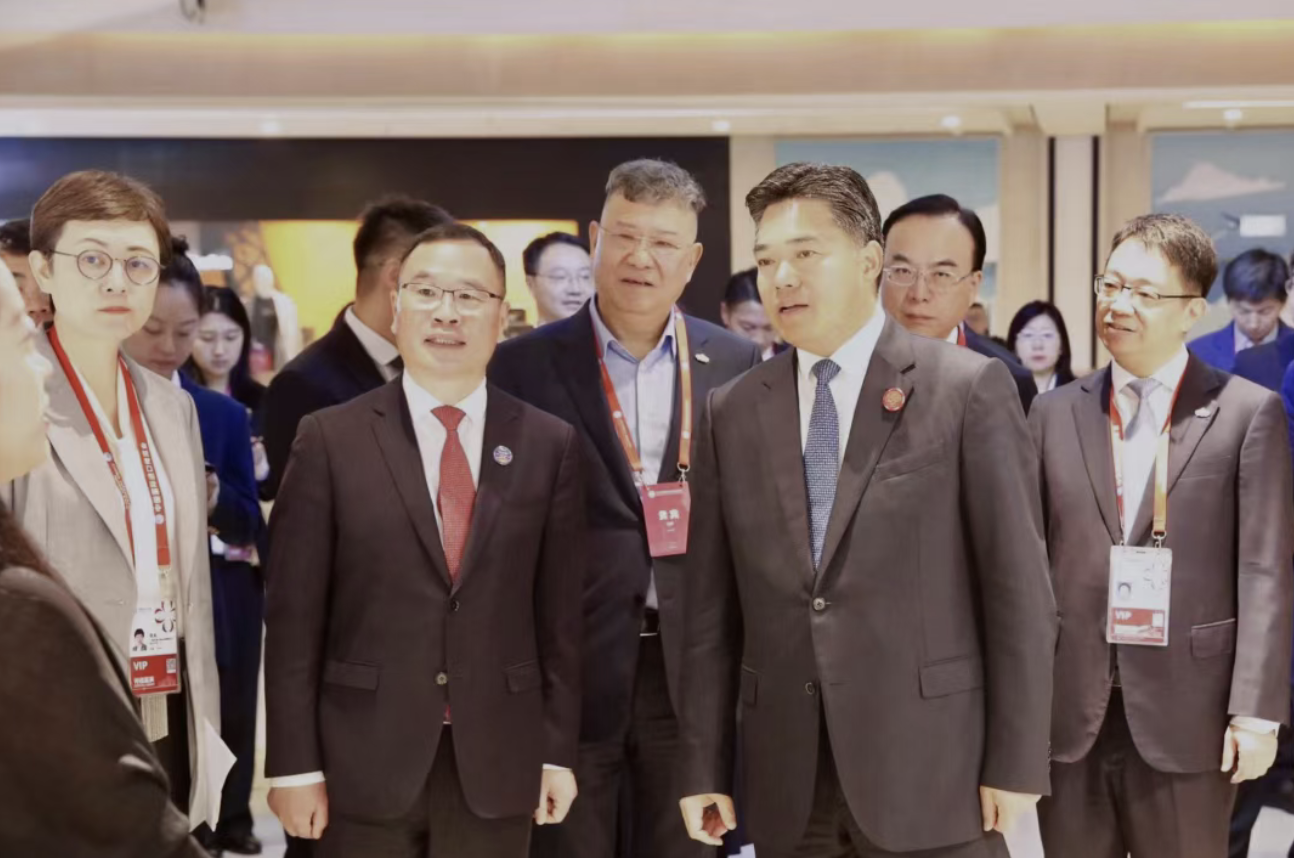 商务部副部长盛秋平、上海市副市长陈宇剑等领导调研GOPAY钱包全球商品贸易港，肯定“丝路电商”工作成效，强调推动深化发展